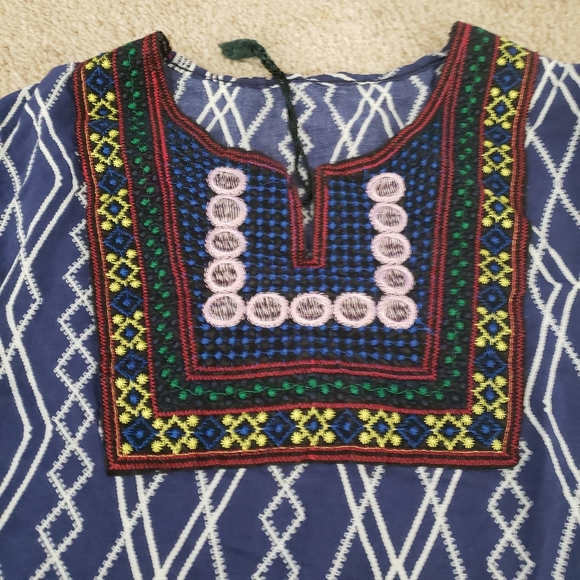 Intricately embroidered chest flowy quarter sleeve - Picture 2 of 9